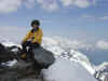 Assise au sommet. La vue est magnifique