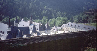 Les batiments du couvent derriere le mur d'enceinte