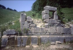 La fontaine dans les ruines